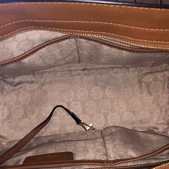 Medium size Michael kors brown handbag with strap - Picture 3 of 8